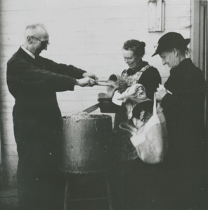 876774 Afbeelding van het opscheppen van eten, in meegebrachte pannen voor twee Wijk C-bewoonsters, op de buitenplaats ...